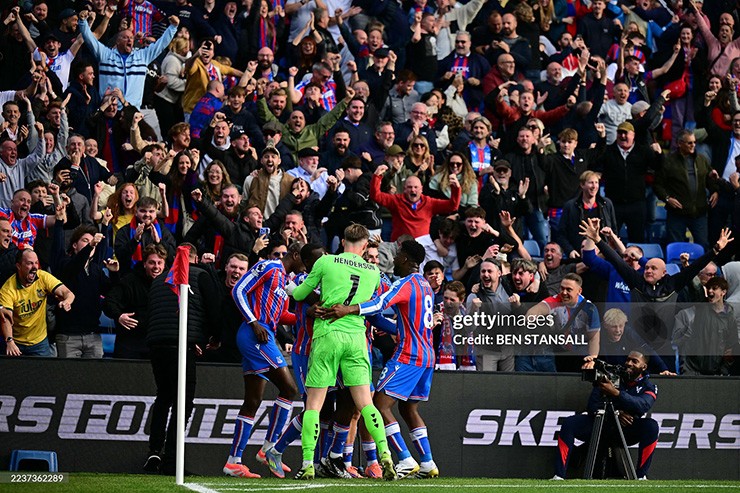 Crystal Palace hạ gục Liverpool ở những phút bù giờ cuối cùng