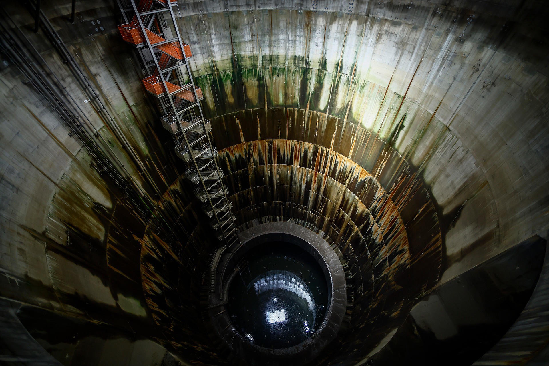 Mỗi giếng tròn khổng lồ trong hệ thống hầm ngầm xả lũ cao tới 70 mét. Ảnh: Reuters