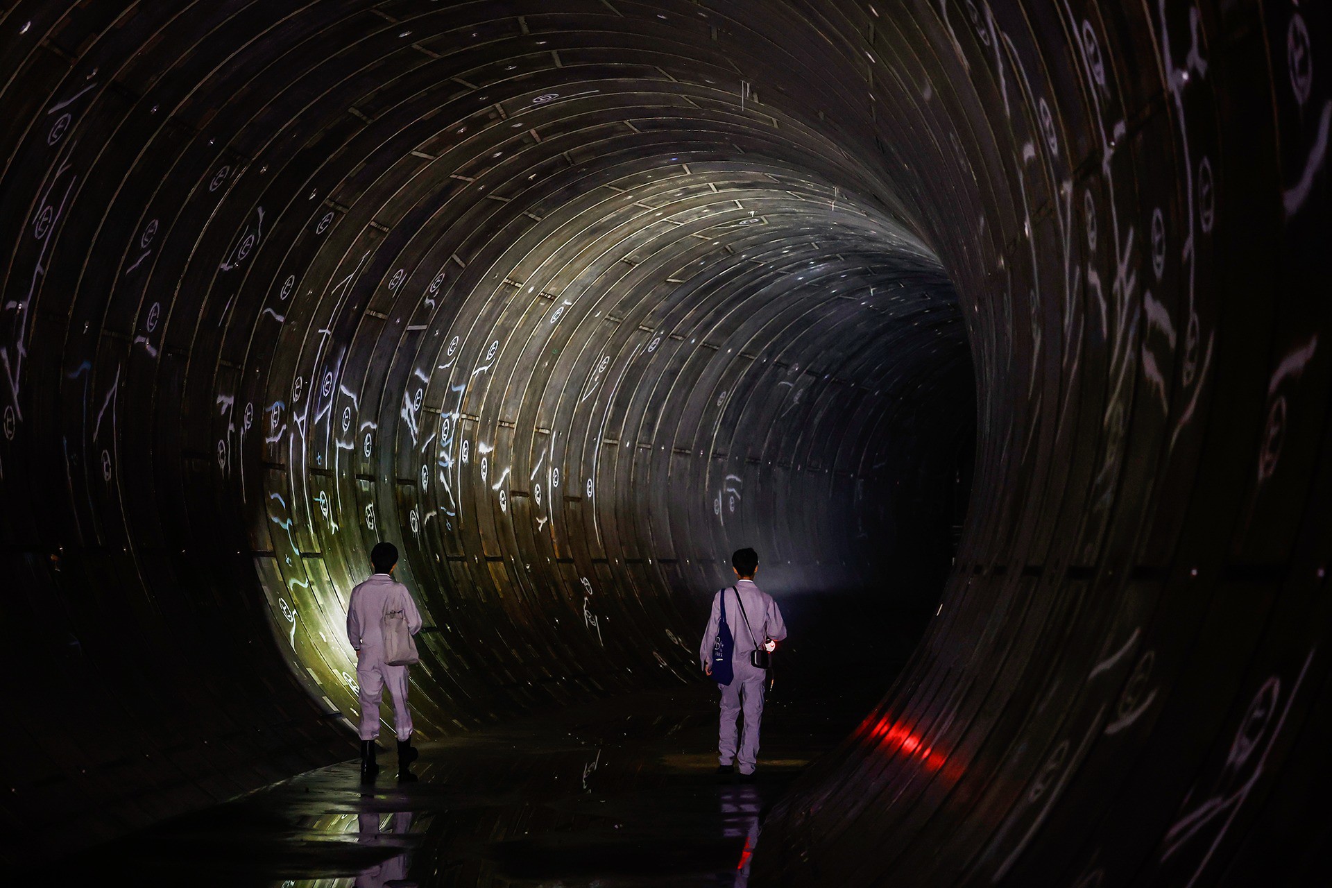 Con người quá nhỏ bé so với hệ thống đường ống khổng lồ. Ảnh: Reuters