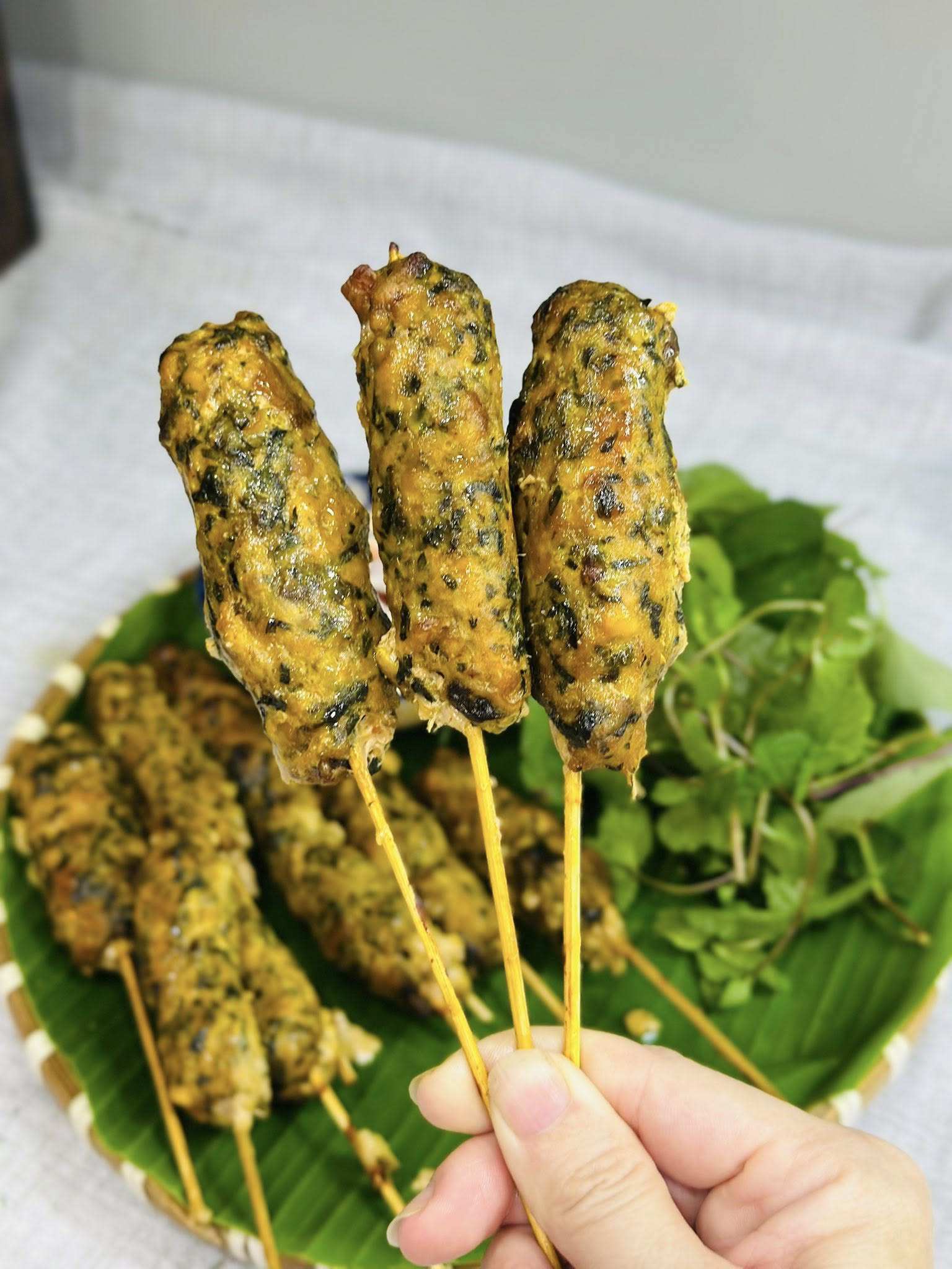 Chả lươn lá lốt xiên que vàng óng, thơm lừng.