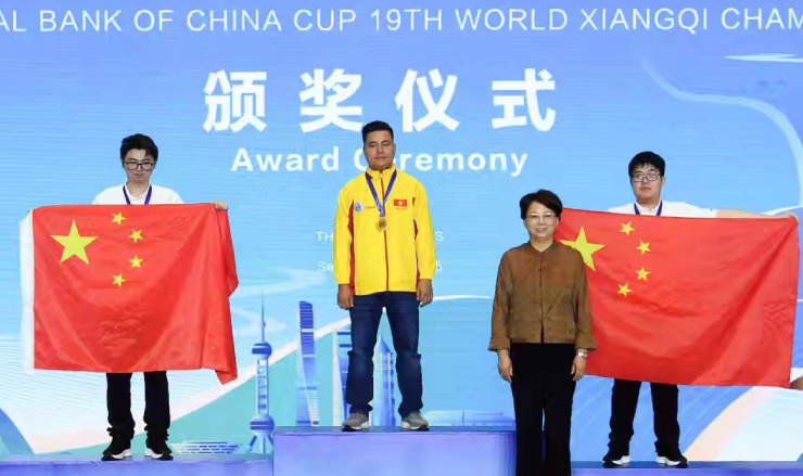 Lại Lý Huynh (áo vàng) ngạo nghễ đứng trên đỉnh cao cờ tướng thế giới 2025