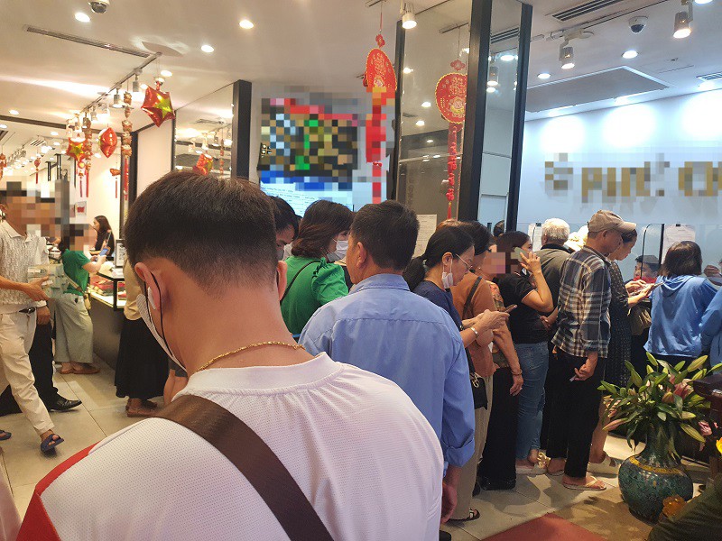 Khách được mua thoải mái nhưng nếu mua số lượng trên 5 chỉ vàng sẽ phải làm hợp đồng trả tiền trước và tháng 11 đến nhận vàng sau.