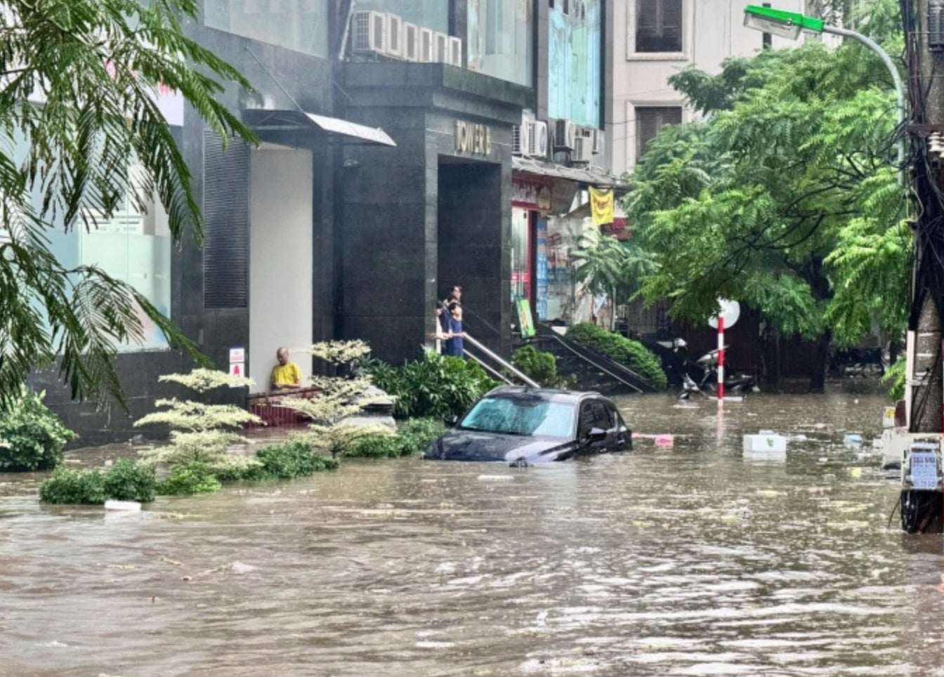 Một con phố ở Hà Nội bị ngập. (Ảnh: VNE)