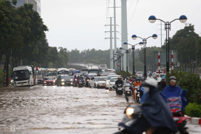 Đường Châu Văn Liêm ngập nặng, các xe phải đi vào rìa giải phân cách. Ảnh:&nbsp;Việt An