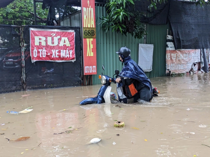 Phố Hòe Thị, xã Xuân Phương, Hà Nội nước ngập hết bánh xe máy. Ảnh:Viết Tuân
