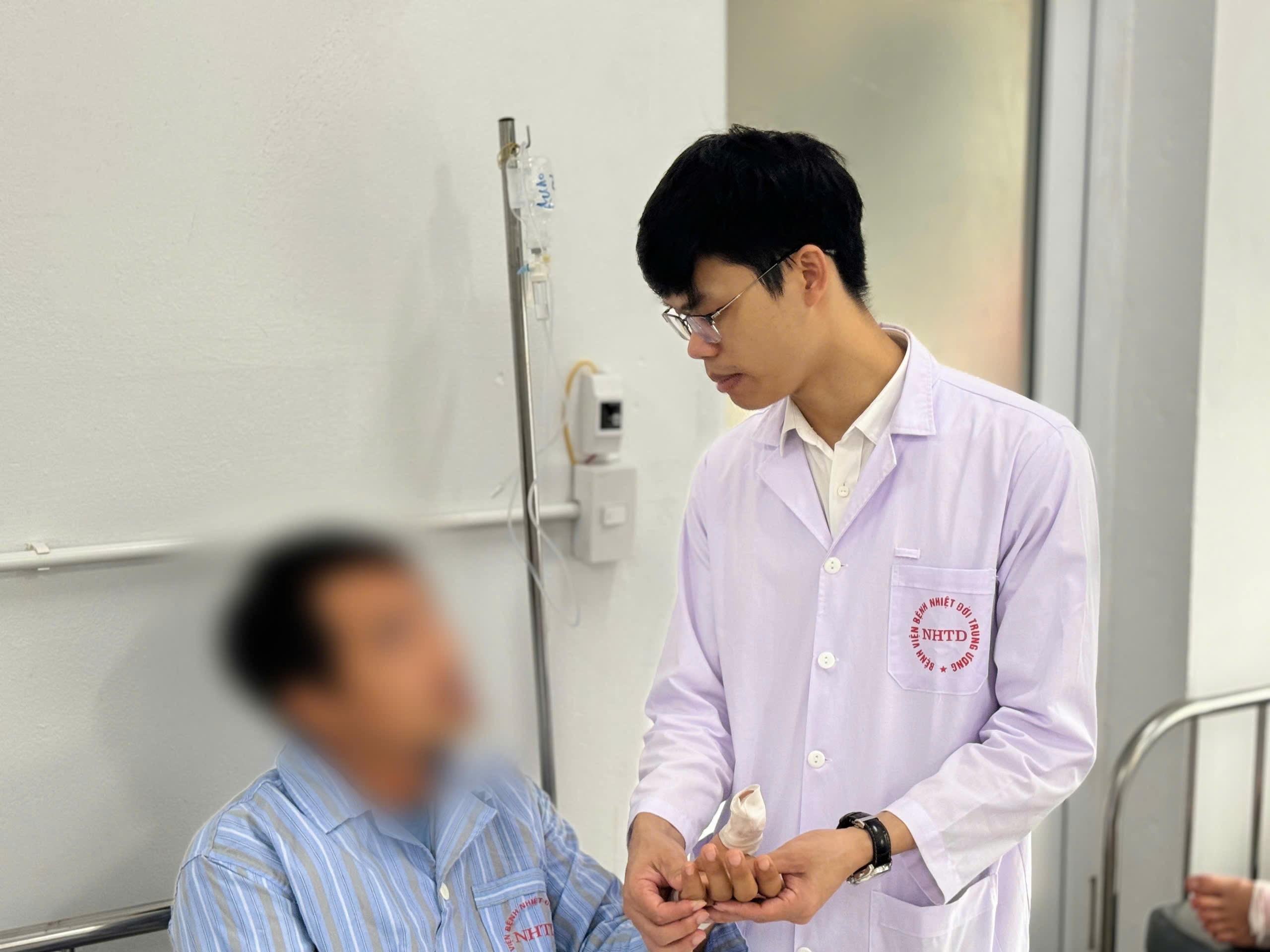 Bác sĩ thăm khám cho bệnh nhân.&nbsp;