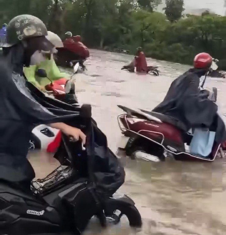 Mẹo đi xe máy an toàn trên đường ngập nước do mưa bão - 2