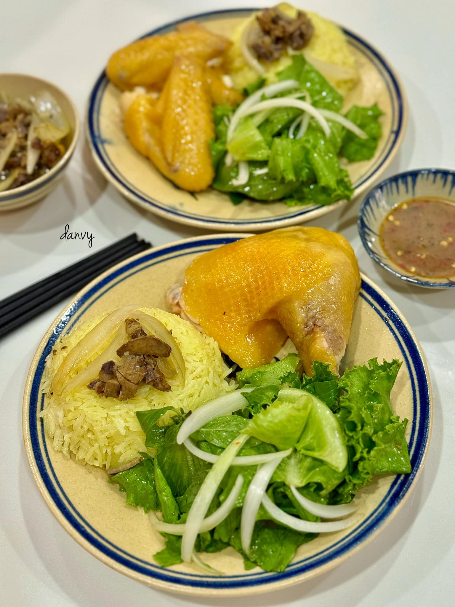 Bày ra đĩa và thưởng thức món cơm gà hấp mắm nhĩ siêu ngon, hấp dẫn!