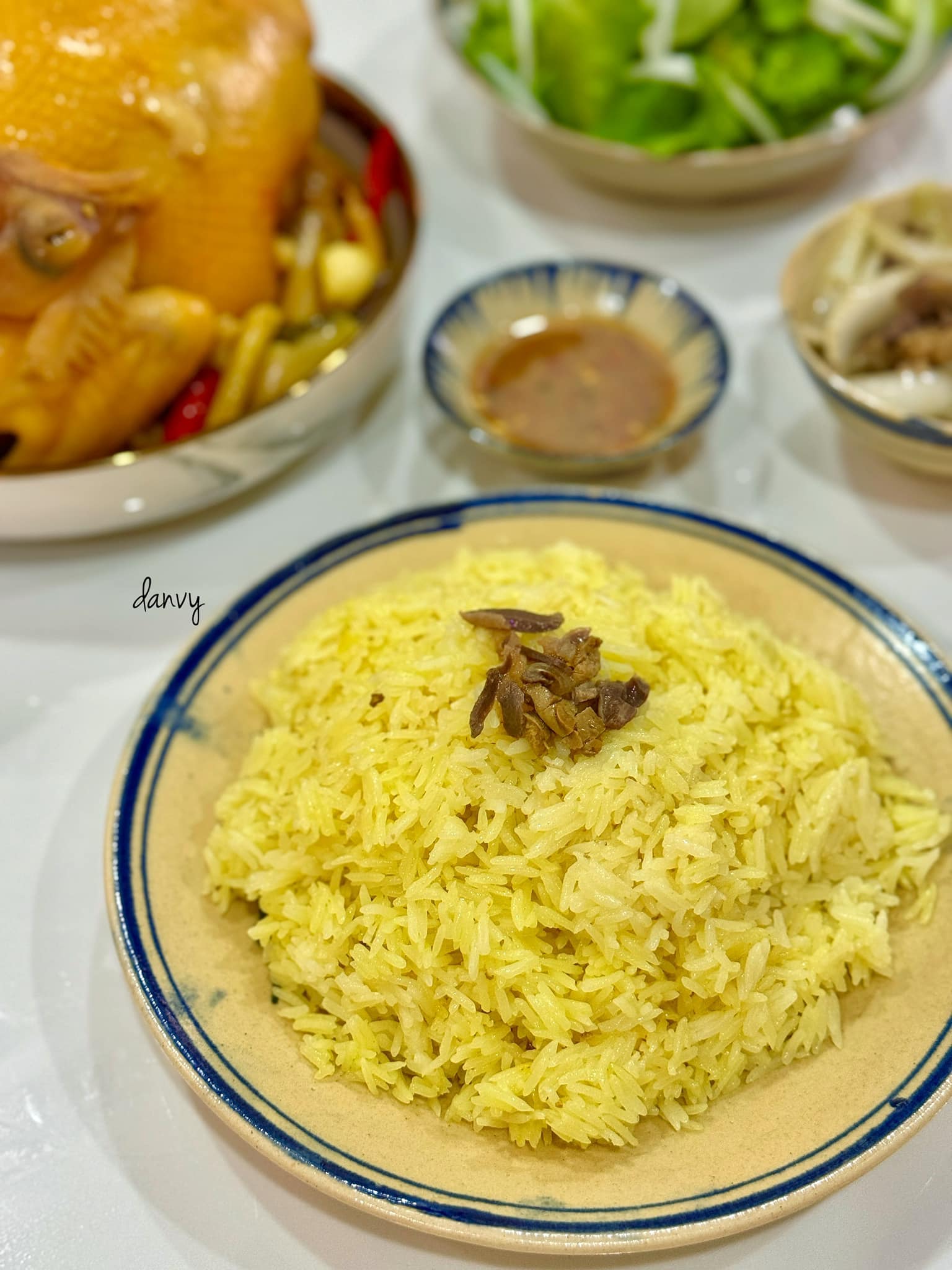 Mưa gió làm món cơm gà vàng óng, vạn người mê - 2