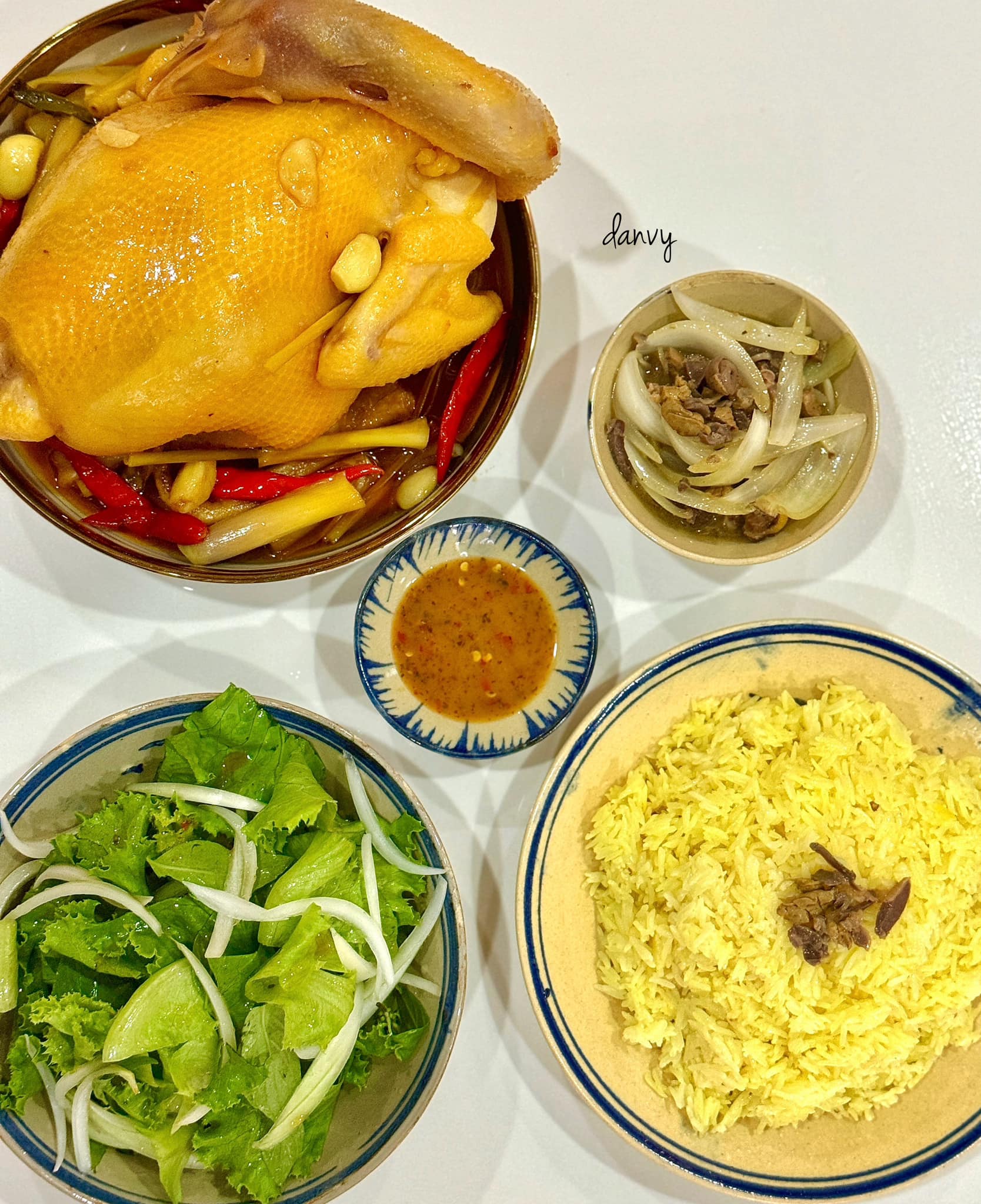 Mưa gió làm món cơm gà vàng óng, vạn người mê - 1