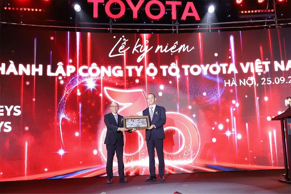 Ông Tiền Quốc Hào - Chủ tịch Công ty Toyota Châu Á trao quà kỷ niệm 30 năm thành lập Toyota Việt Nam.