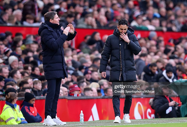 HLV Oliver Glasner điềm tĩnh trước những tin đồn liên hệ với MU