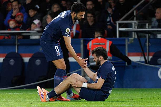 Kvaratskhelia nhiều khả năng phải tạm nghỉ do chấn thương dây chằng