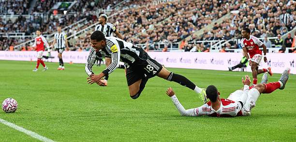 Trận Newcastle - Arsenal chứng kiến hai bên không ngán va chạm