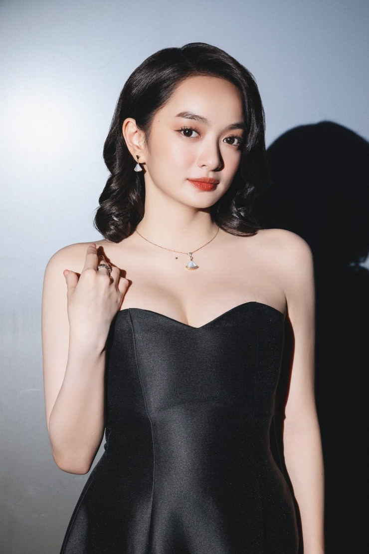Kaity Nguyễn (Nguyễn Ngọc Bình An Kaity, sinh năm 1999) nổi lên từ clip hát nhép ca khúc Destiny của Hồ Ngọc Hà.