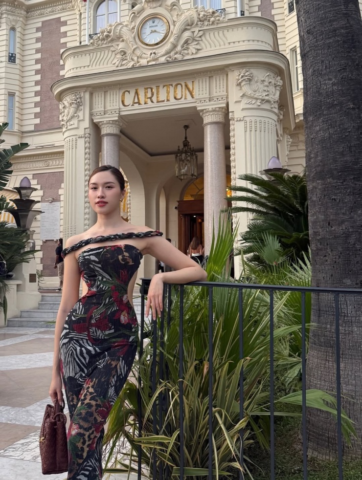 Thành phố Cannes, Pháp, nổi tiếng với Liên hoan phim Quốc tế danh giá và những ngôi sao lộng lẫy trên thảm đỏ. Nhưng nữ MC Thanh Thanh Huyền đã chứng minh rằng, thành phố cảng xinh đẹp này còn có những trải nghiệm thú vị hơn thế. (Ảnh: FBNV)