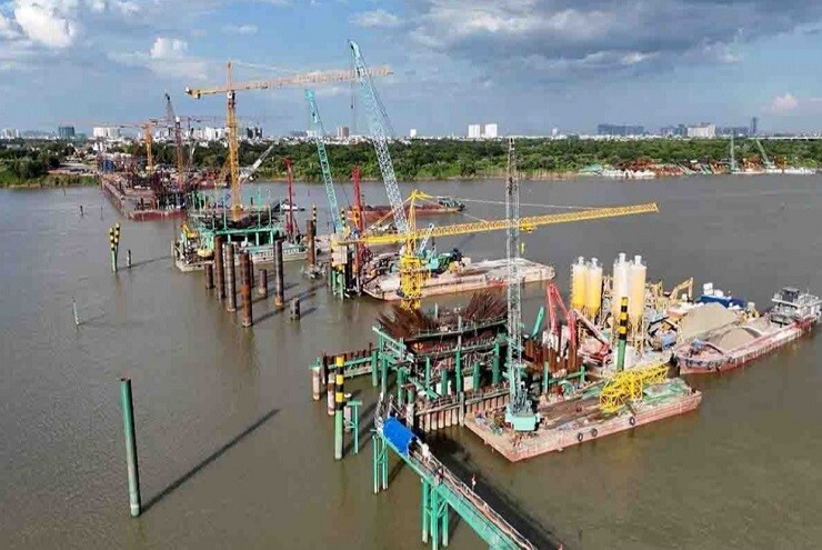 Toàn cảnh loạt trụ cầu Trần Hưng Đạo dần hiện hữu trên sông Hồng