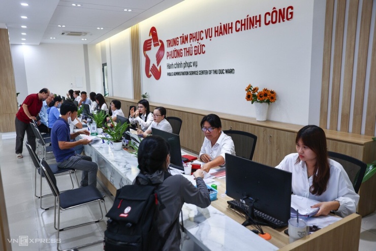 Cán bộ giải quyết thủ tục hành chính cho người dân tại Trung tâm hành chính công phường Thủ Đức, TP HCM, tháng 7/2025. Ảnh: Quỳnh Trần