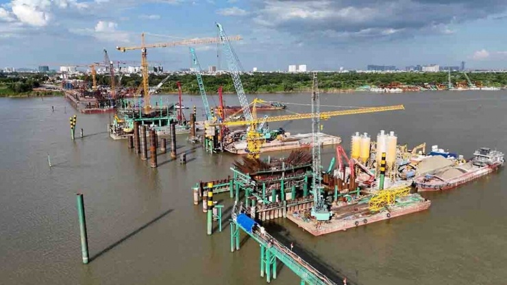 Cầu chính vượt sông Hồng chiều dài khoảng 870 m, mặt cắt ngang 43 m, đáp ứng quy mô 6 làn xe cơ giới, 2 làn xe đạp và 2 làn dành cho người đi bộ.&nbsp;Kết cấu cầu chính sử dụng dạng vòm thép với các nhịp liên tục tạo hình mang biểu tượng vô cực