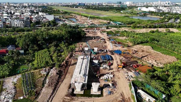Đối với trụ TC7, hiện đơn vị đang thực hiện đổ bê tông thân trụ đợt 2 và đồng thời tiến hành lắp đặt ván khuôn dầm giằng ngang thân trụ.