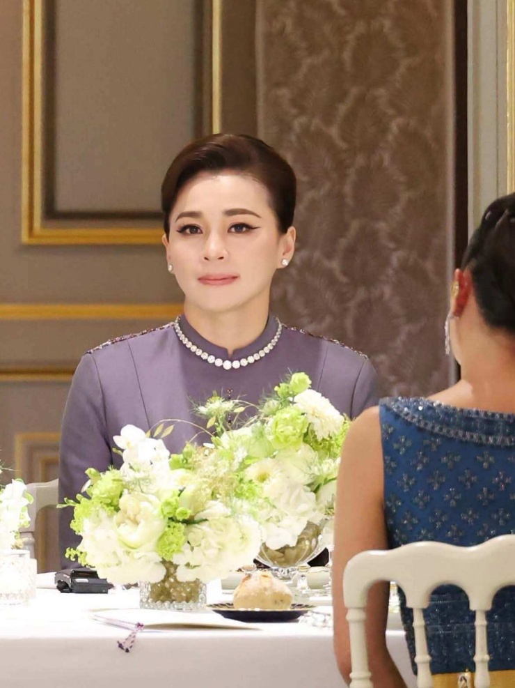 Tổng thống Pháp đón tiếp vợ chồng Vua Thái Lan đến Điện Élysée. Video: Instagram