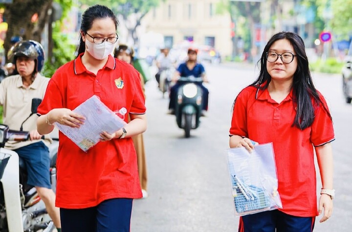 Phổ điểm môn Toán tốt nghiệp THPT 2026 cải thiện rõ rệt với điểm trung bình 5,65, hơn 4.200 bài thi đạt điểm 10 và gần 30% thí sinh đạt từ 7 điểm trở lên.