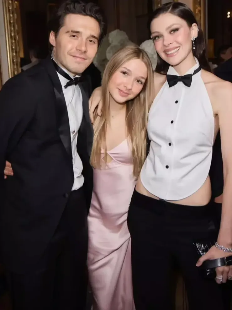 Vợ chồng Brooklyn Beckham thân thiết bên Harper trước khi xảy ra mâu thuẫn. Ảnh: Instagram