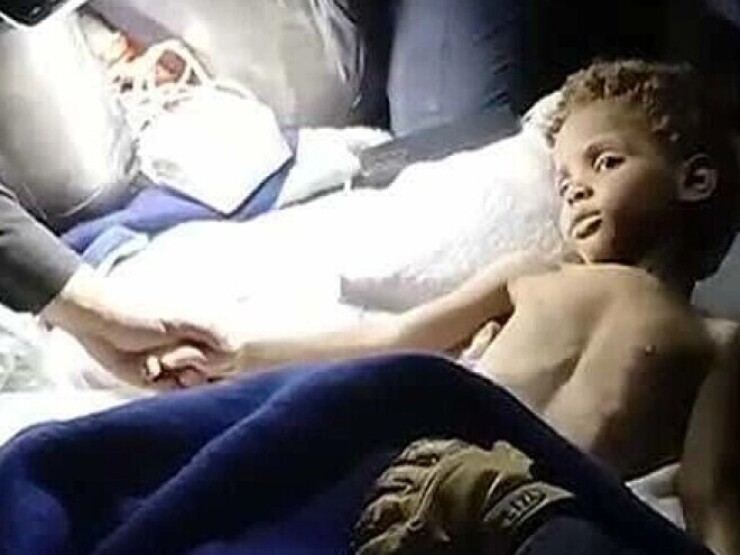 Bé 3 tuổi sống sót sau gần một tuần bị vùi lấp do động đất Venezuela