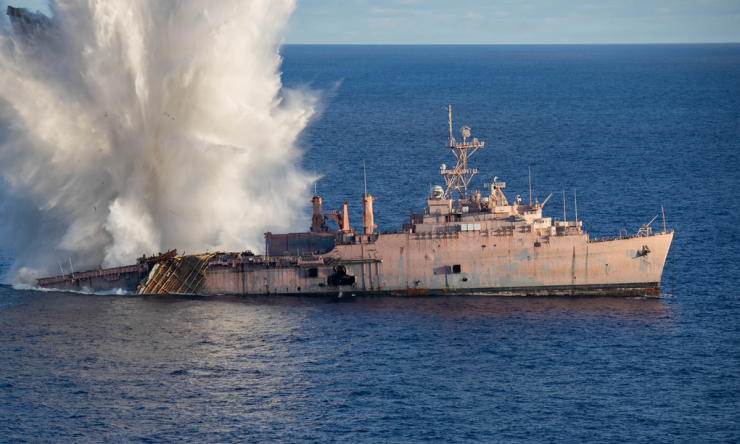 Tàu USS Juneau trúng ngư lôi của tàu ngầm Nhật Bản trong cuộc diễn tập ở biển Philippines hôm 27/6. Ảnh: US Navy