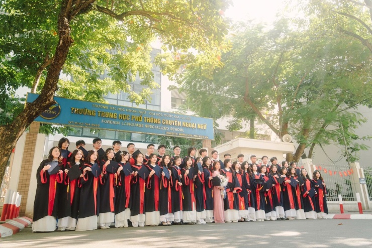 Nguyễn Xuân Tuệ Minh chụp ảnh kỷ yếu cùng các bạn và cô giáo lớp chuyên Anh, Trường THPT Chuyên Ngoại ngữ. Ảnh: NVCC