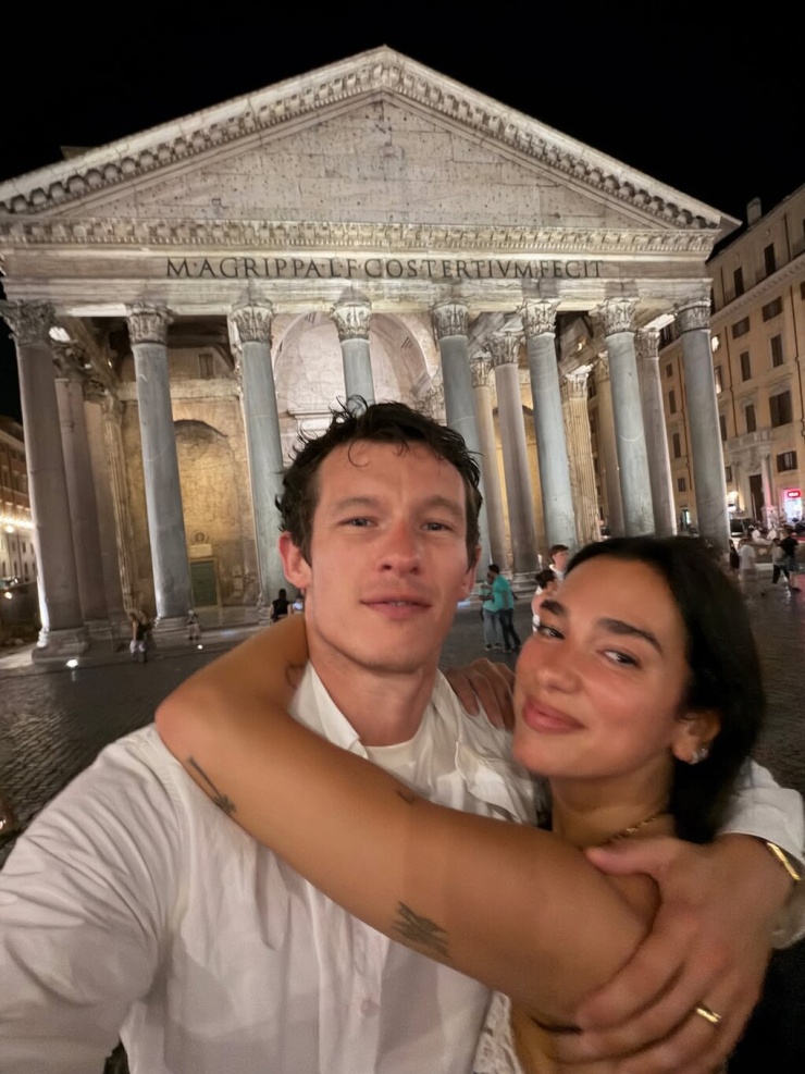 Nữ ca sĩ và tài tử Callum Turner selfie tình tứ trong khi đi dạo. Ảnh: Instagram
