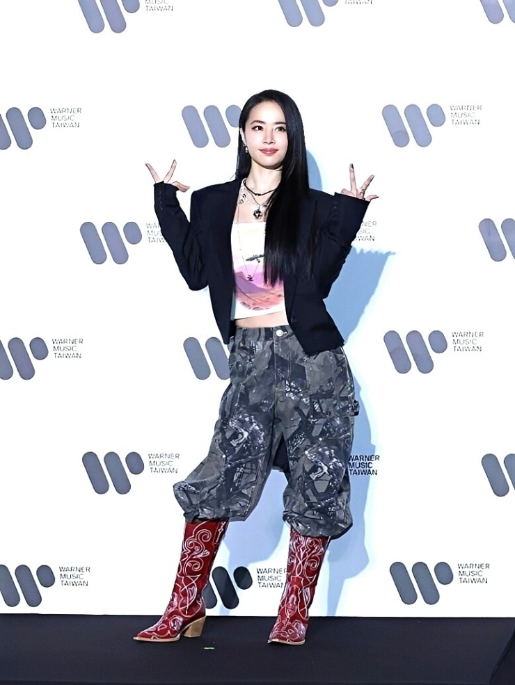 Mới đây, Thái Y Lâm tiếp tục thu hút sự chú ý tại Golden Melody Awards lần thứ 37 khi xuất hiện với ngoại hình trẻ trung, gần như không thay đổi so với nhiều năm trước. Cô được xướng tên ở hai hạng mục gồm 'Album của năm' (Album of the Year) và 'Nữ ca sĩ tiếng Quan Thoại xuất sắc' (Best Mandarin Female Singer), đánh dấu màn trở lại ấn tượng. Ảnh: Next Apple