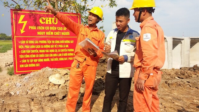 Tổng công ty Điện lực TP Hà Nội (EVNHANOI) khuyến cáo khách hàng chủ động kiểm tra thiết bị điện và điều chỉnh thói quen sử dụng điện hợp lý để tiết kiệm chi phí, sử dụng điện an toàn, hiệu quả.