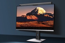 Thường xuyên chơi game PC trong màn đêm, nên lắp đèn màn hình hay đèn bàn thông minh?