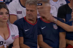 Người đàn ông lén nhìn  " vòng 1 "  fan nữ, bị vợ tát vào mặt gây xôn xao World Cup