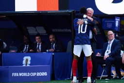 HLV Deschamps cúi đầu bái phục Mbappe, tri ân đặc biệt cho trò cưng