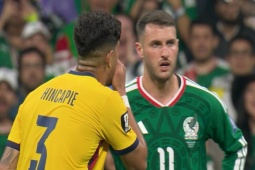 Cầu thủ thứ 2 ở World Cup bị đuổi vì che miệng, Hincapie & Ecuador buồn tê tái