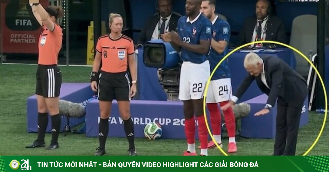Khoảnh khắc HLV tuyển Pháp "bái phục" Mbappe gây sốt cõi mạng