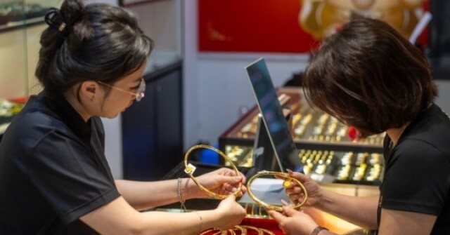 Giá vàng hôm nay 1/7: Tiếp tục đi xuống