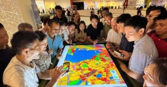 "Nhà tôi có phải giải tỏa không?" - Câu hỏi được nhắc nhiều nhất tại triển lãm quy hoạch Hà Nội 100 năm