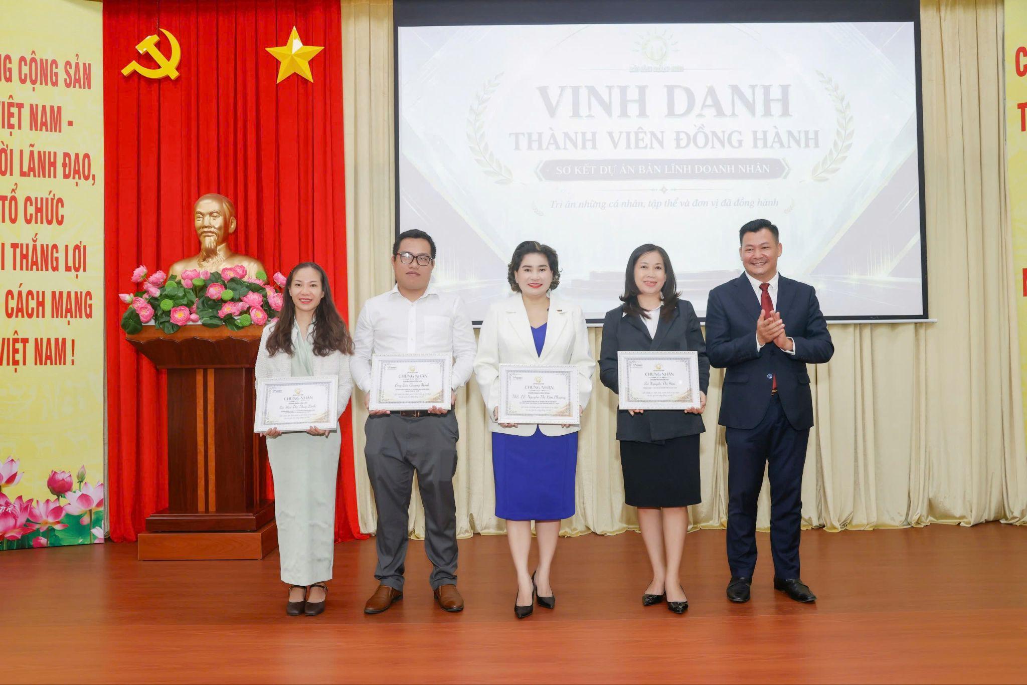Bà Mai Thị Thùy Linh nhận chứng nhận vinh danh tại Lễ Sơ kết “Bản Lĩnh Doanh Nhân” Mùa 1