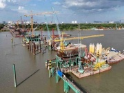 Toàn cảnh loạt trụ cầu Trần Hưng Đạo dần hiện hữu trên sông Hồng