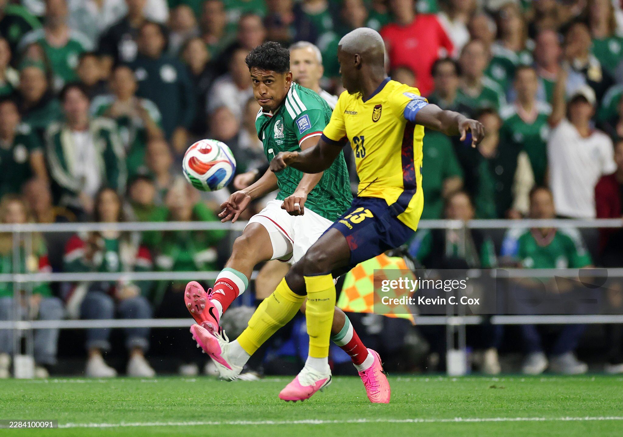 Trực tiếp bóng đá Mexico - Ecuador: Đội Nam Mỹ chỉ còn 10 người (Hết giờ) - 1