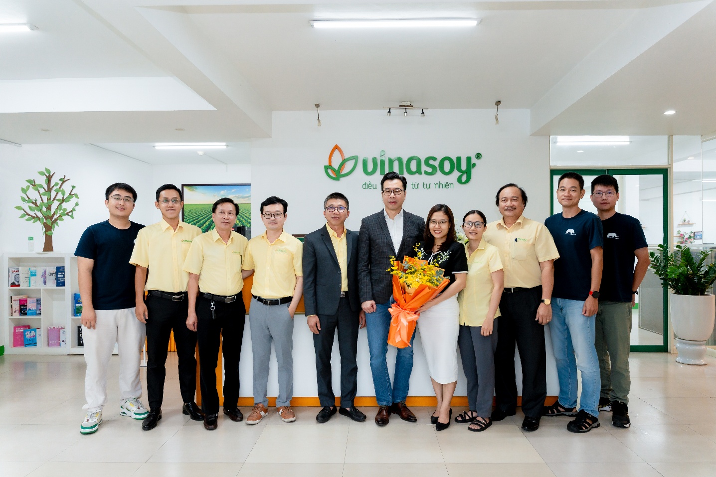 Vinasoy cùng Renova Cloud Việt Nam đưa vào vận hành hệ thống AI chấm hình ảnh trưng bày trên nền tảng AWS, góp phần thúc đẩy quá trình chuyển đổi số trong hoạt động quản trị và phân phối.