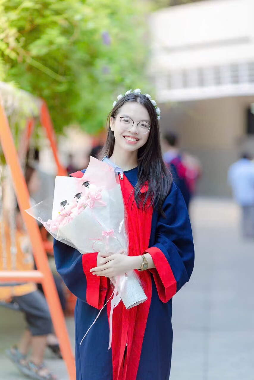 Yến Nhi rạng ngời trong ngày tốt nghiệp phổ thông.