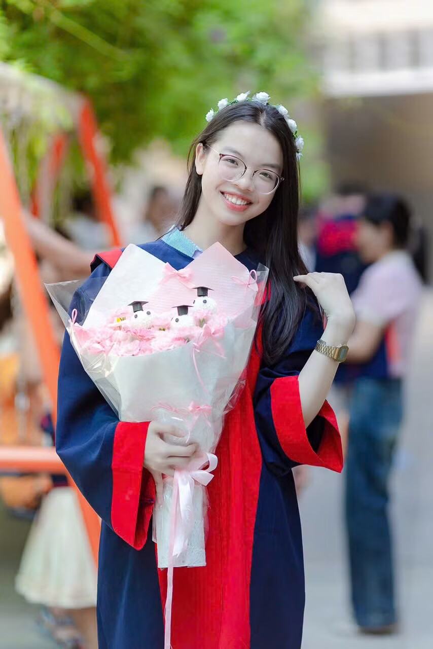 Yến Nhi rạng ngời trong ngày tốt nghiệp phổ thông.
