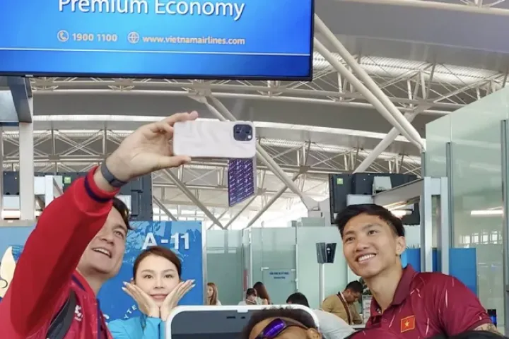 HLV Kim Sang-sik mang dàn sao 'xịn' sang Hàn Quốc rèn quân
