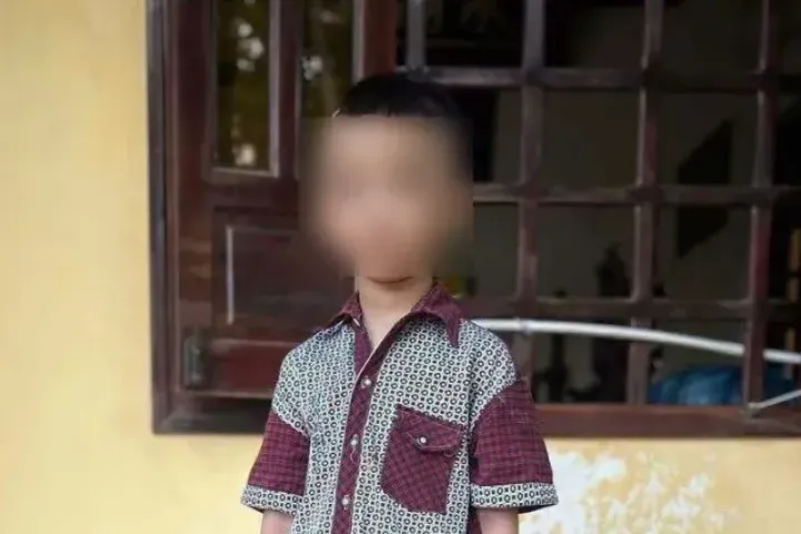 Bé trai 6 tuổi bị bỏ lại trước cổng chùa cùng lá thư viết tay đầy xót xa