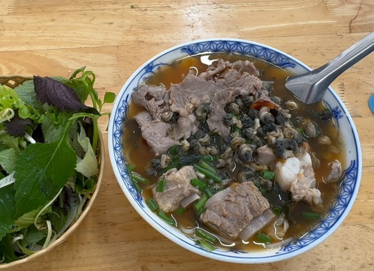 Nhiều quán ăn đã tăng giá bán khi giá xăng dầu tăng, nhưng khi giá xăng giảm họ không điều chỉnh giảm theo. Ảnh: D.Anh