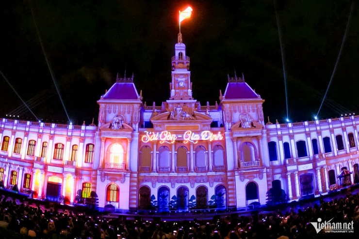 Thông qua công nghệ 3D mapping, chương trình tái hiện hành trình phát triển của TPHCM từ khi chính thức mang tên Chủ tịch Hồ Chí Minh.